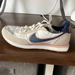 Nike Waffle Trainer 2 SE Big Kids' Shoe size 6y (8 women’s)